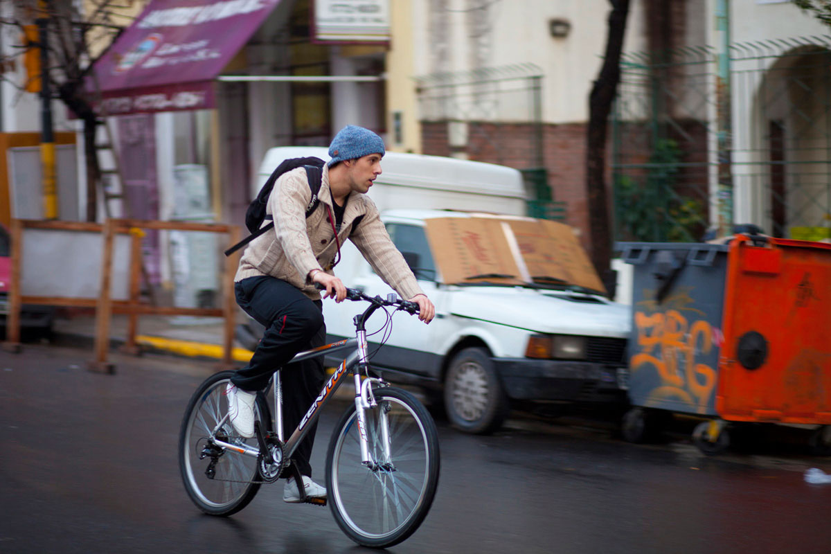 “Boy on bike” em f/1.8 1/160 ISO100.