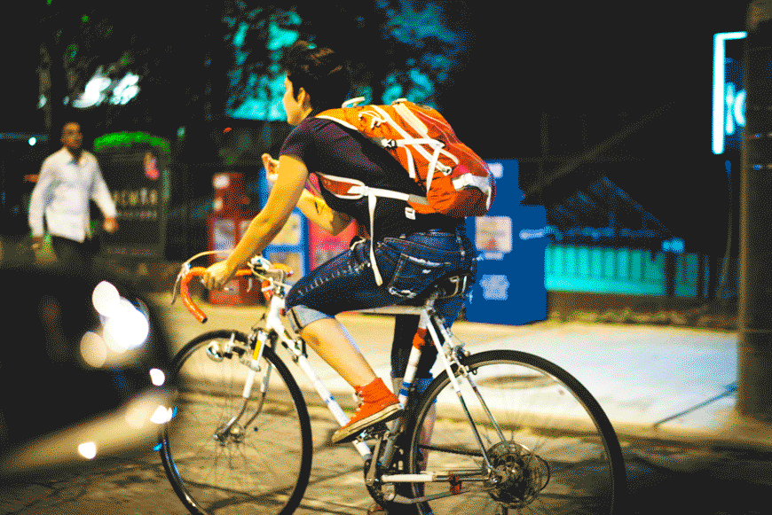 “Girl on bike” com a D800E em f/1.8 1/125 ISO3200; foco não é confiável para objetos em movimento.