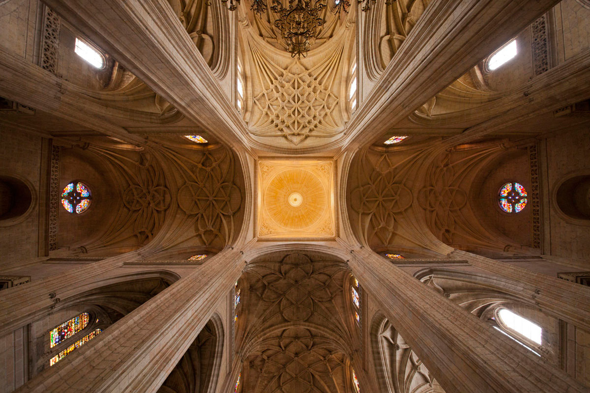 “Catedral de Santa María de Segovia” at f/5.6 1/30 ISO1600 @ 12mm, o mesmo para linhas restas no centro do quadro, que não ficam distorcidas.
