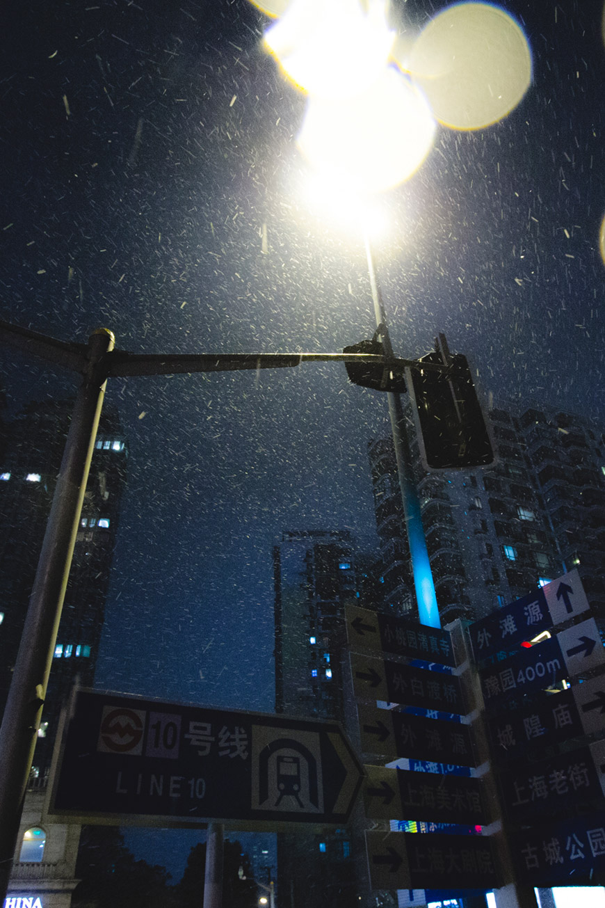“Neve em Shanghai” com a EOS 60D em f/3.5 1/40 ISO800 @ 10mm.
