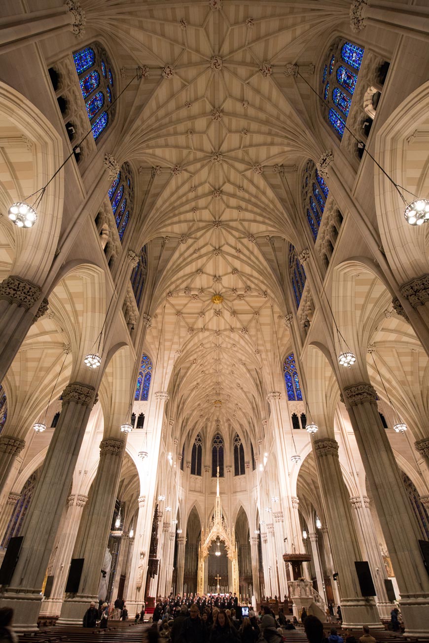 “St. Patrick’s Cathedral” com a EOS M at f/6.3 1/10 ISO640 @ 11mm; arquivos raw disponíveis no Patreon.