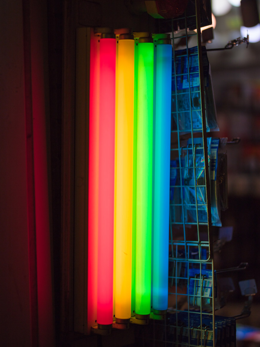 “Neon” at f/1.4 1/3200 ISO100; +23 vibrance e +12 saturation no Adobe Camera Raw.