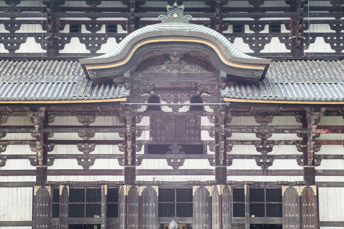“Tōdai-ji” at f/6.3 1/200 ISO500; linhas absolutamente retas na distância médio-telephoto.